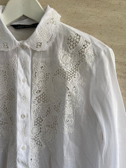 ZARA. Blusa blanca bordada T.xs