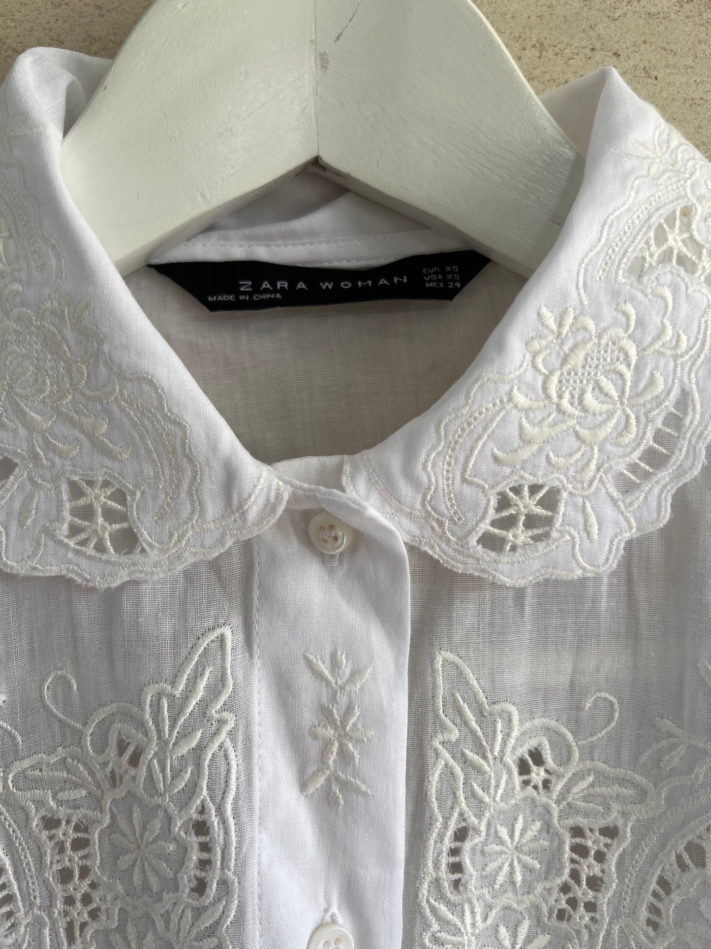 ZARA. Blusa blanca bordada T.xs