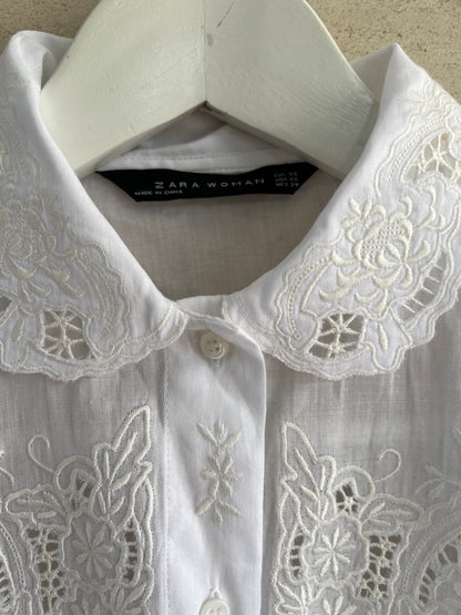 ZARA. Blusa blanca bordada T.xs