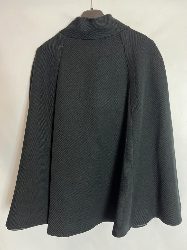 ALMA AGUILAR. Black wool cape. Size 38