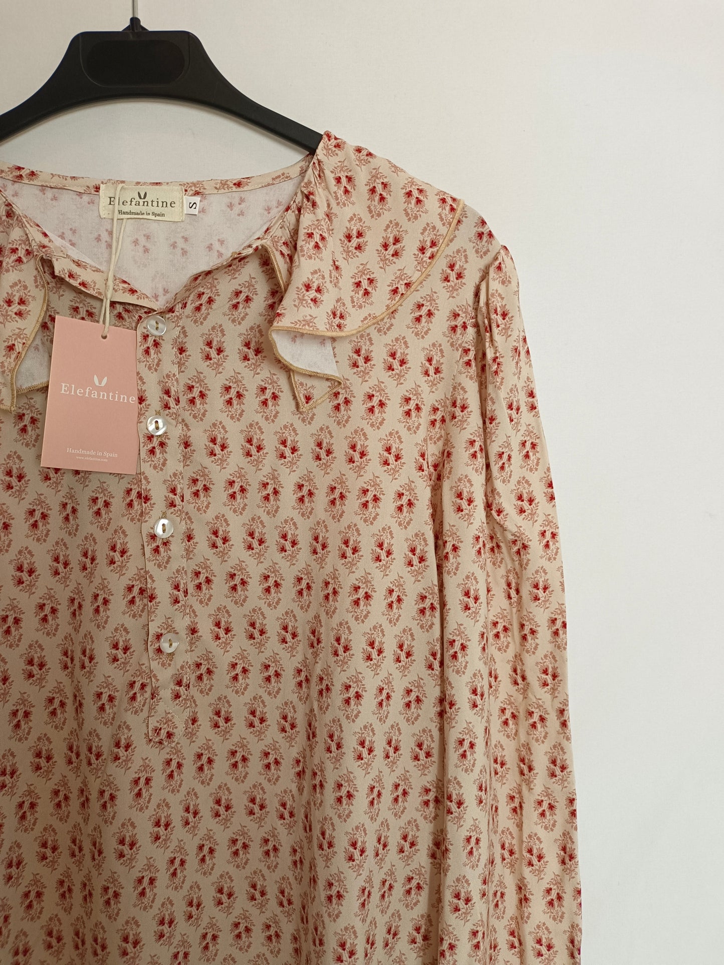 ELEPHANTINE. Beige floral Ts blouse