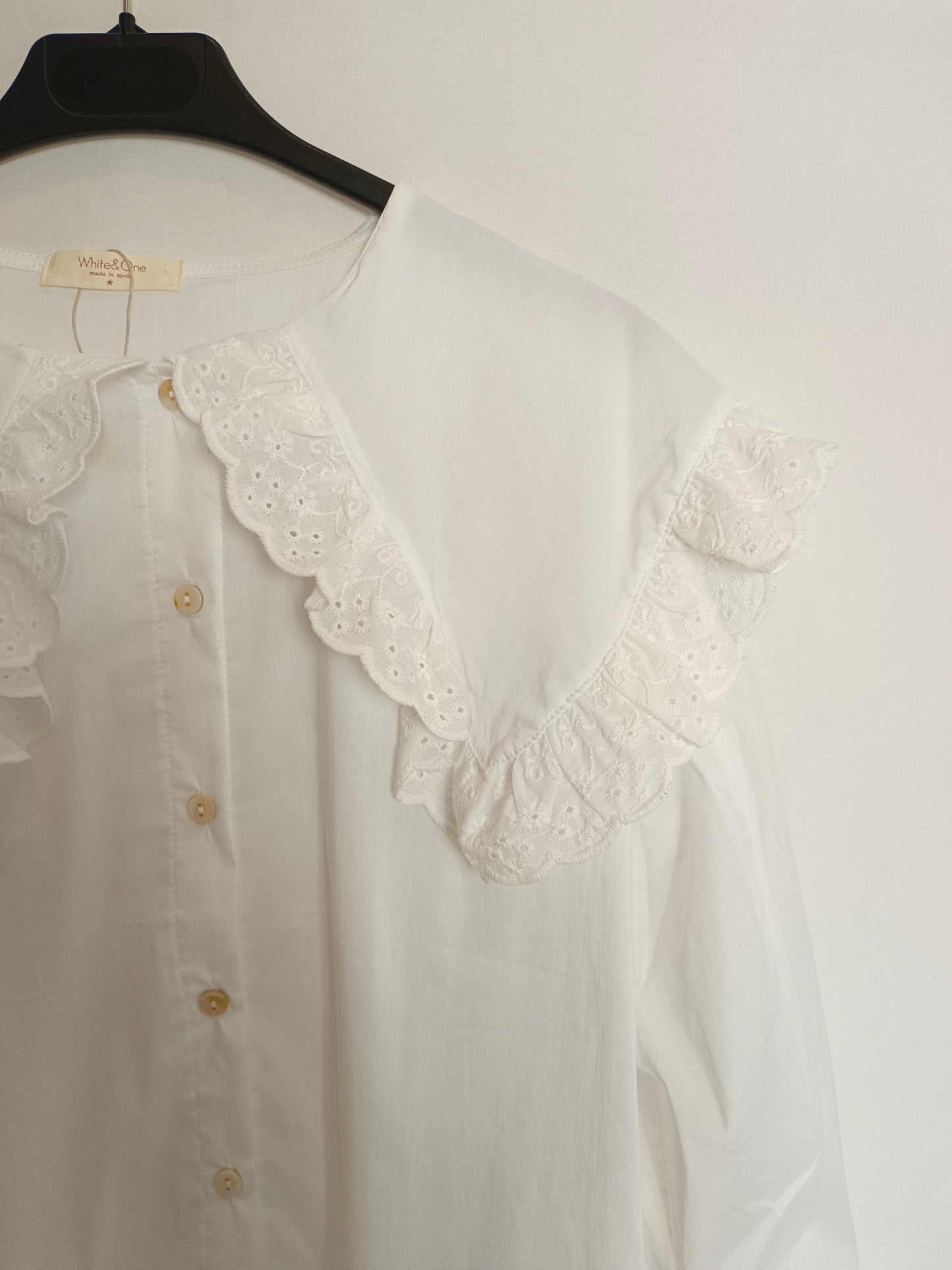 WHITE&amp;ONE. White blouse with baby collar Your (s/m)