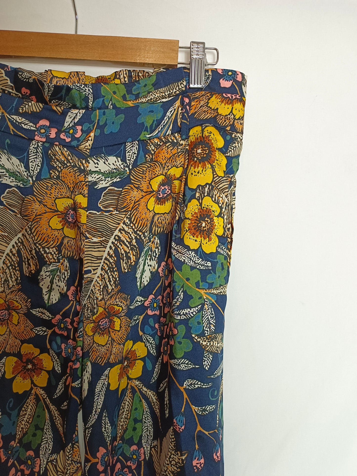 STRADIVARIUS. Flowing printed trousers S.40