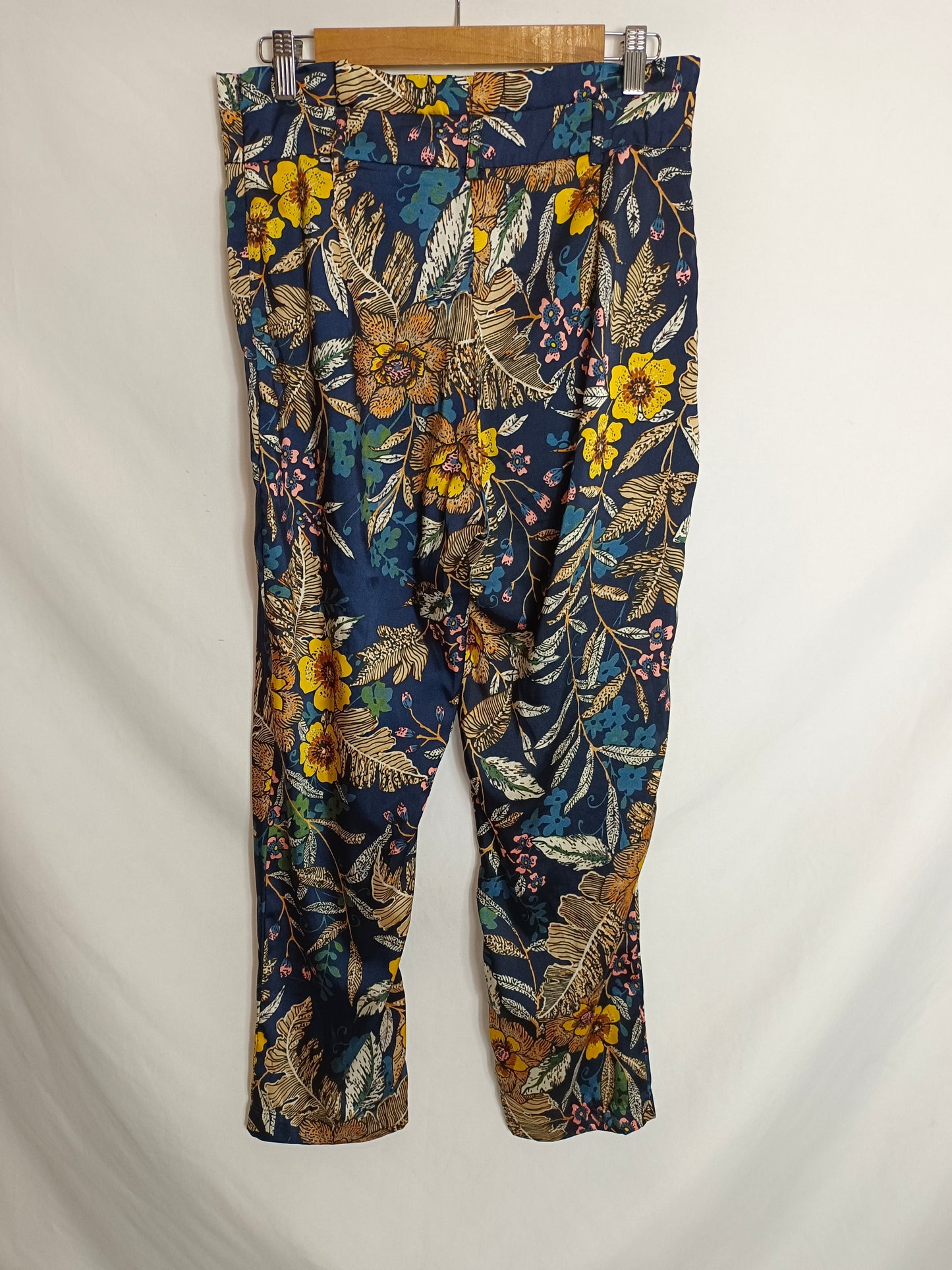 STRADIVARIUS. Flowing printed trousers S.40