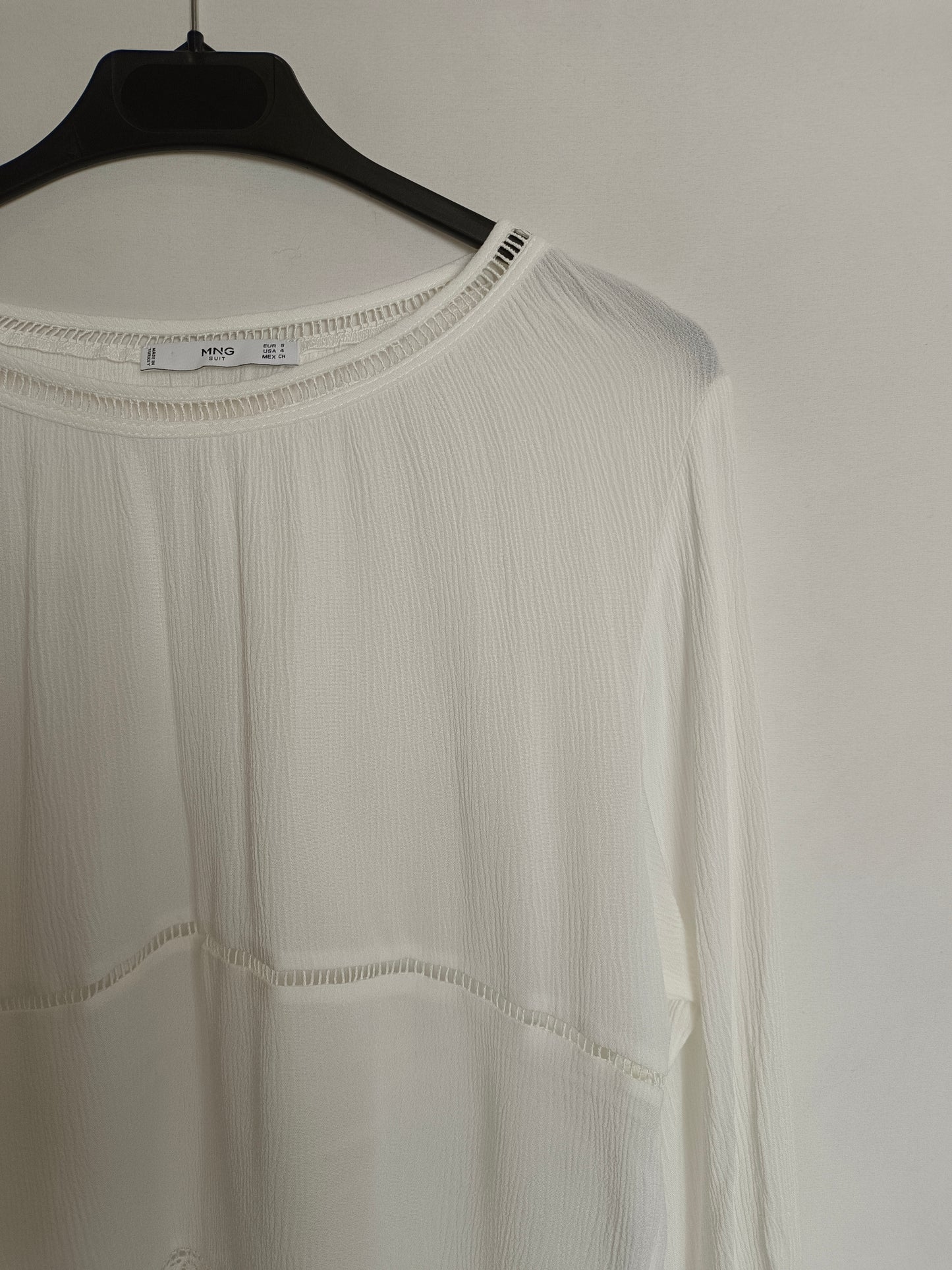 MANGO. Blusa blanca detalles troquelados T.S