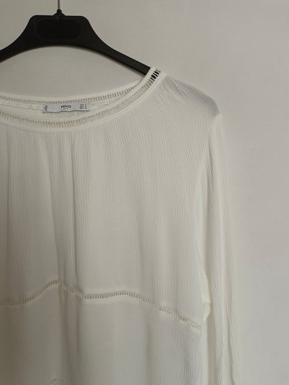 MANGO. Blusa blanca detalles troquelados T.S