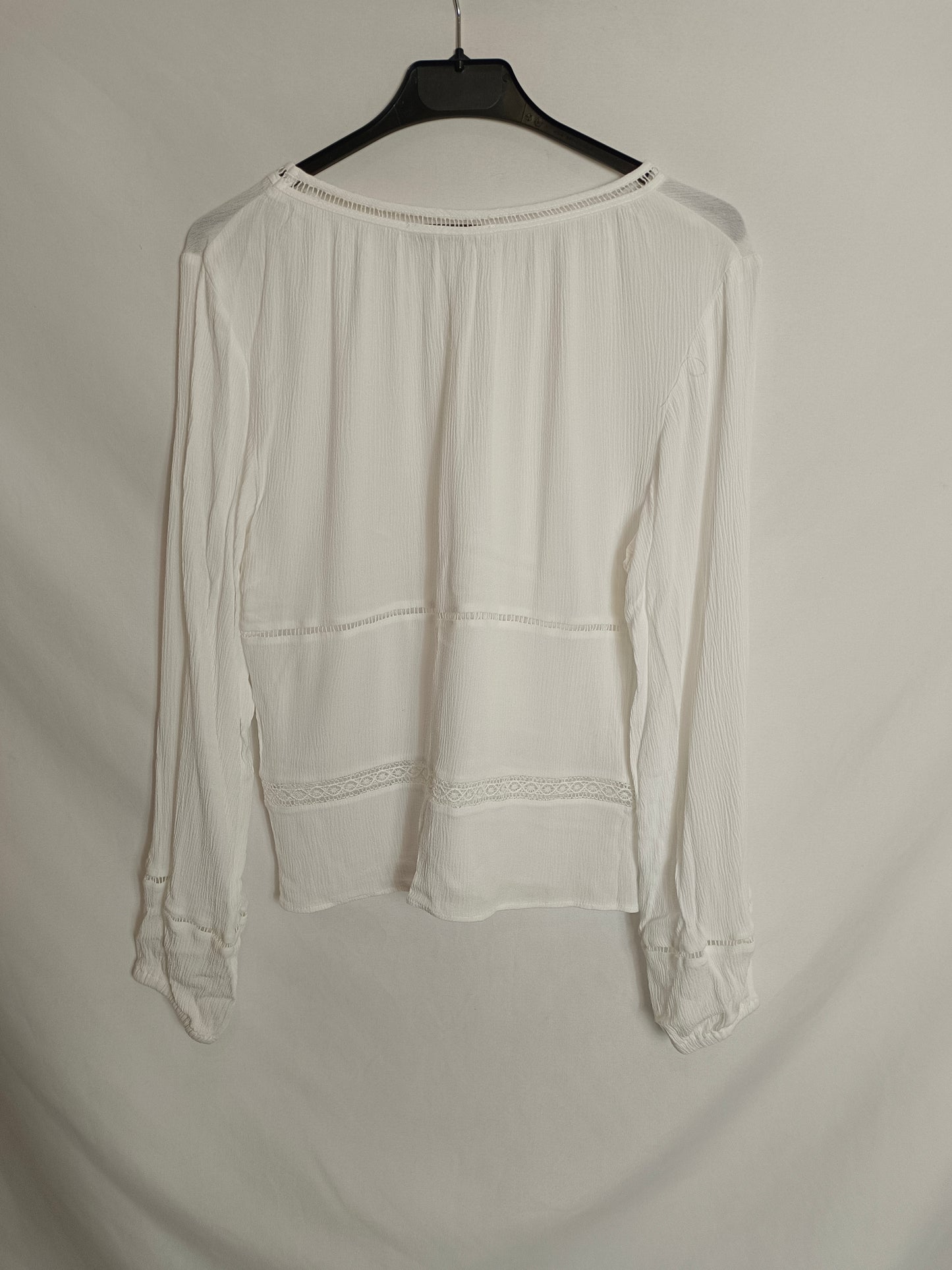MANGO. Blusa blanca detalles troquelados T.S