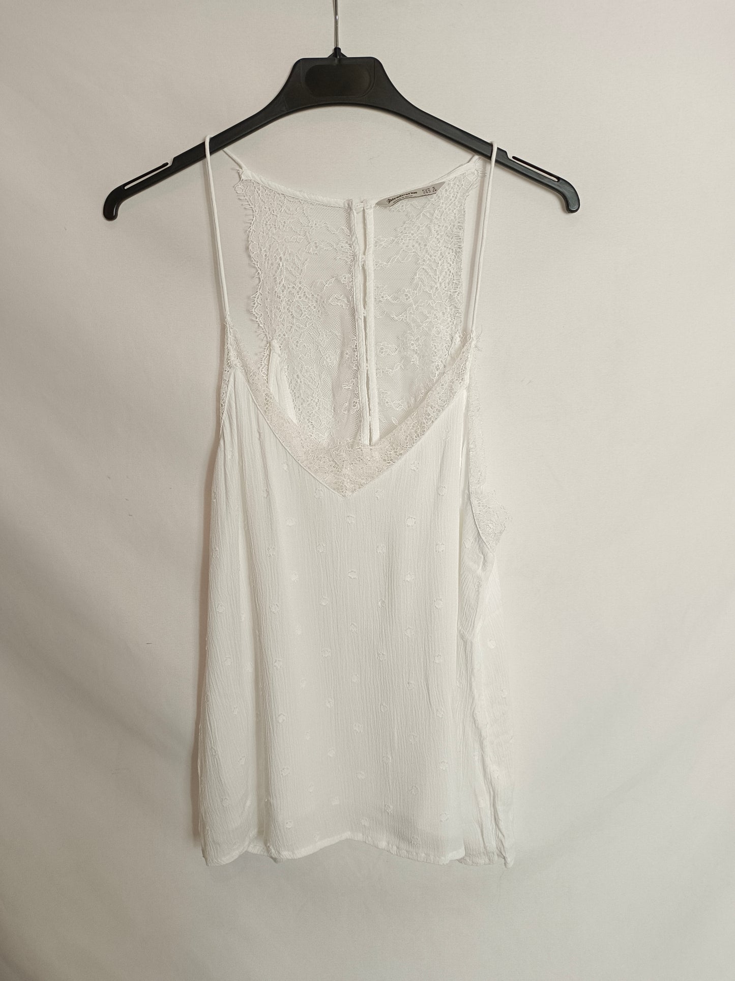 STRADIVARIUS.Top lencero blanco encaje y plumeti T.M