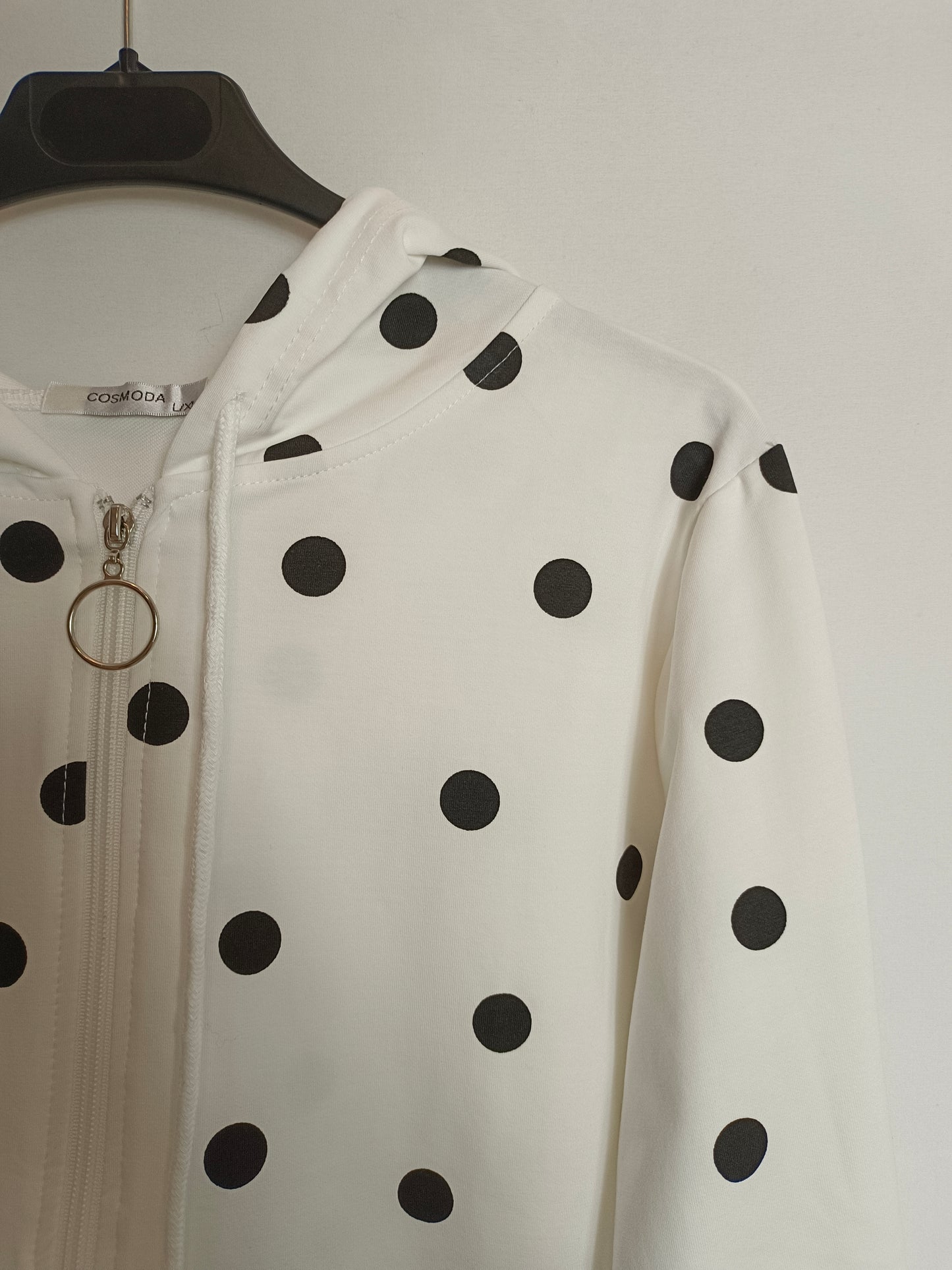 COSMODA.Sudadera blanca lunares negros T.L/XL (M)
