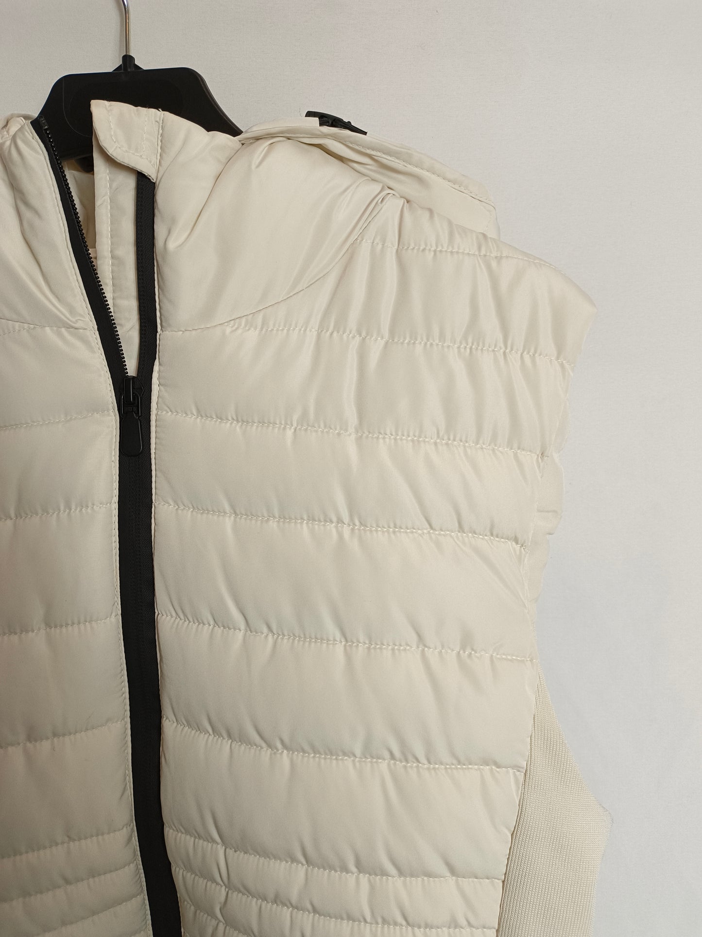 ZARA.Plumas beige claro sin mangas T.L