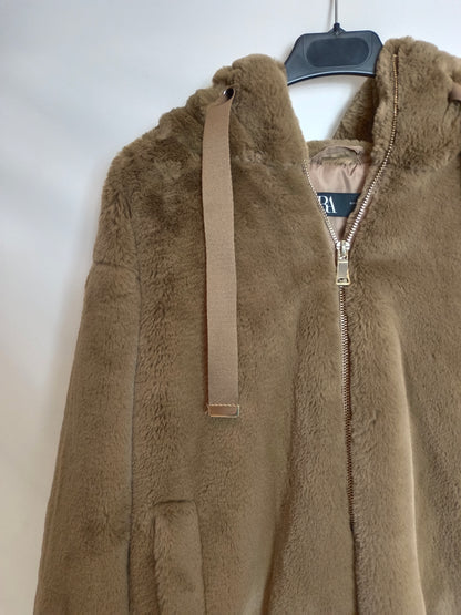 ZARA. Chaqueta pelo marrón capucha T.M