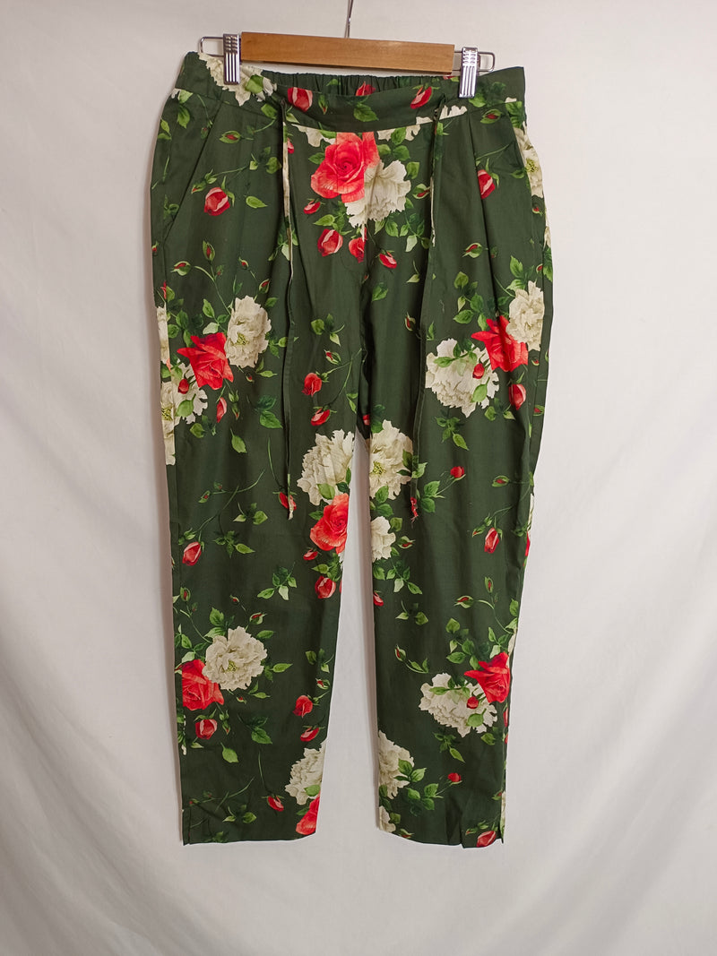 MARINA RIVERO. Pantalón verde flores. T 44