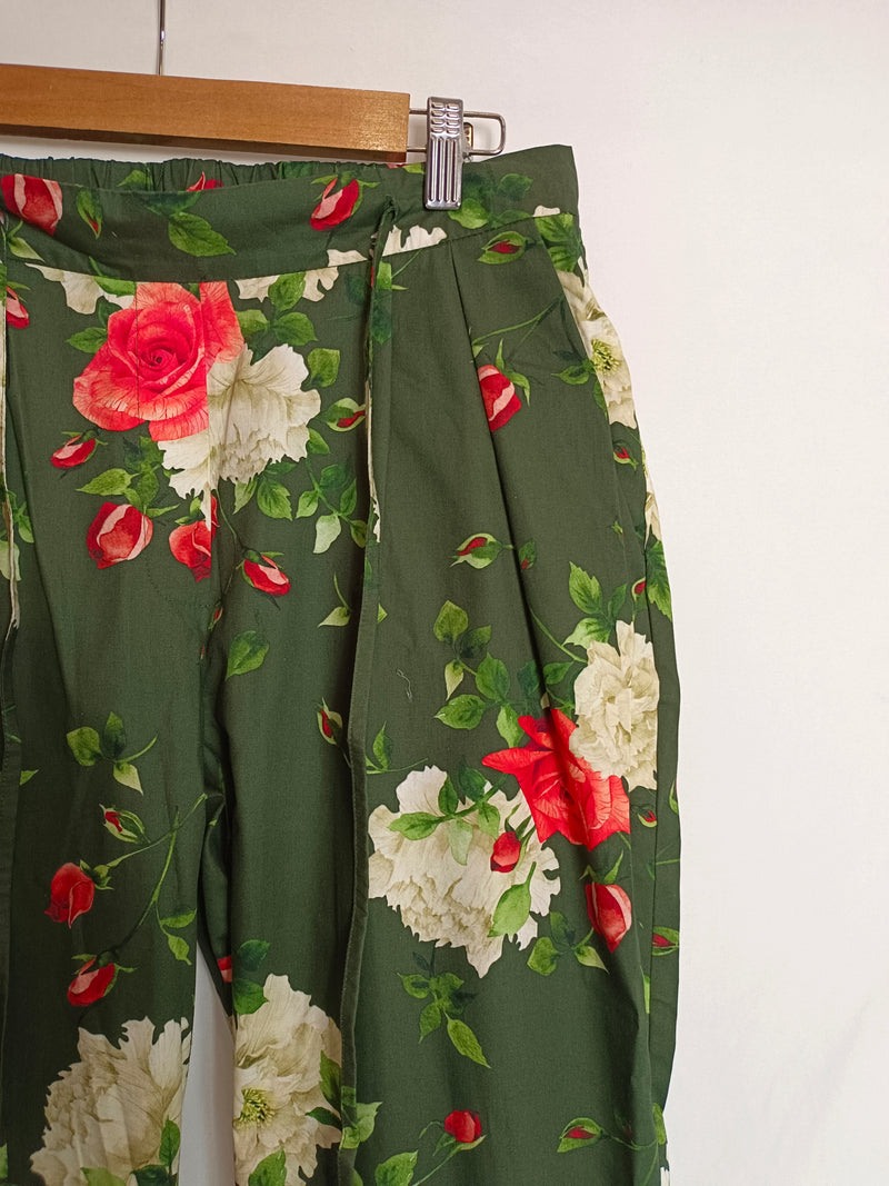 MARINA RIVERO. Pantalón verde flores. T 44