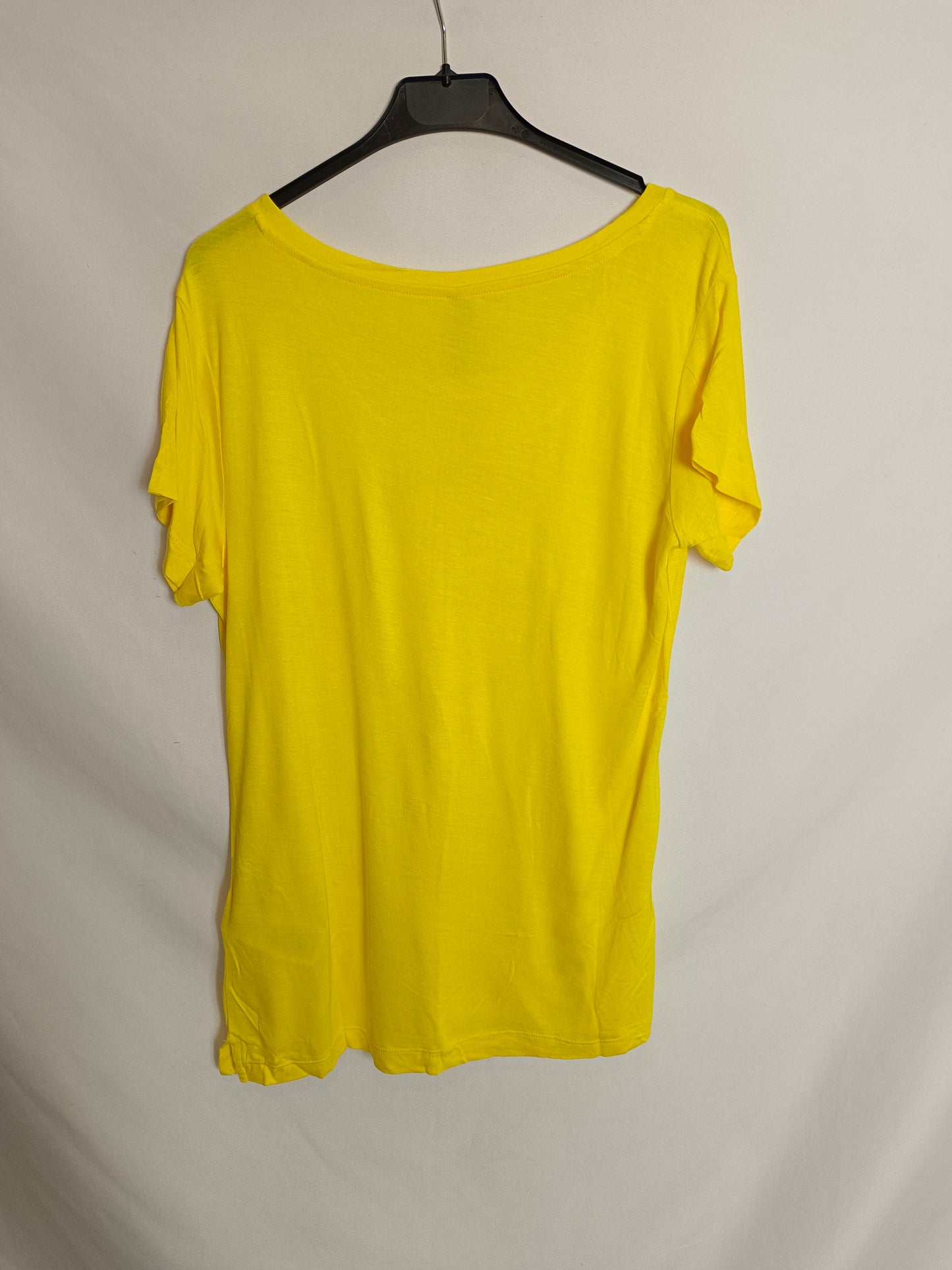 BLENDSHE. Camiseta amarilla fluida letras. T S