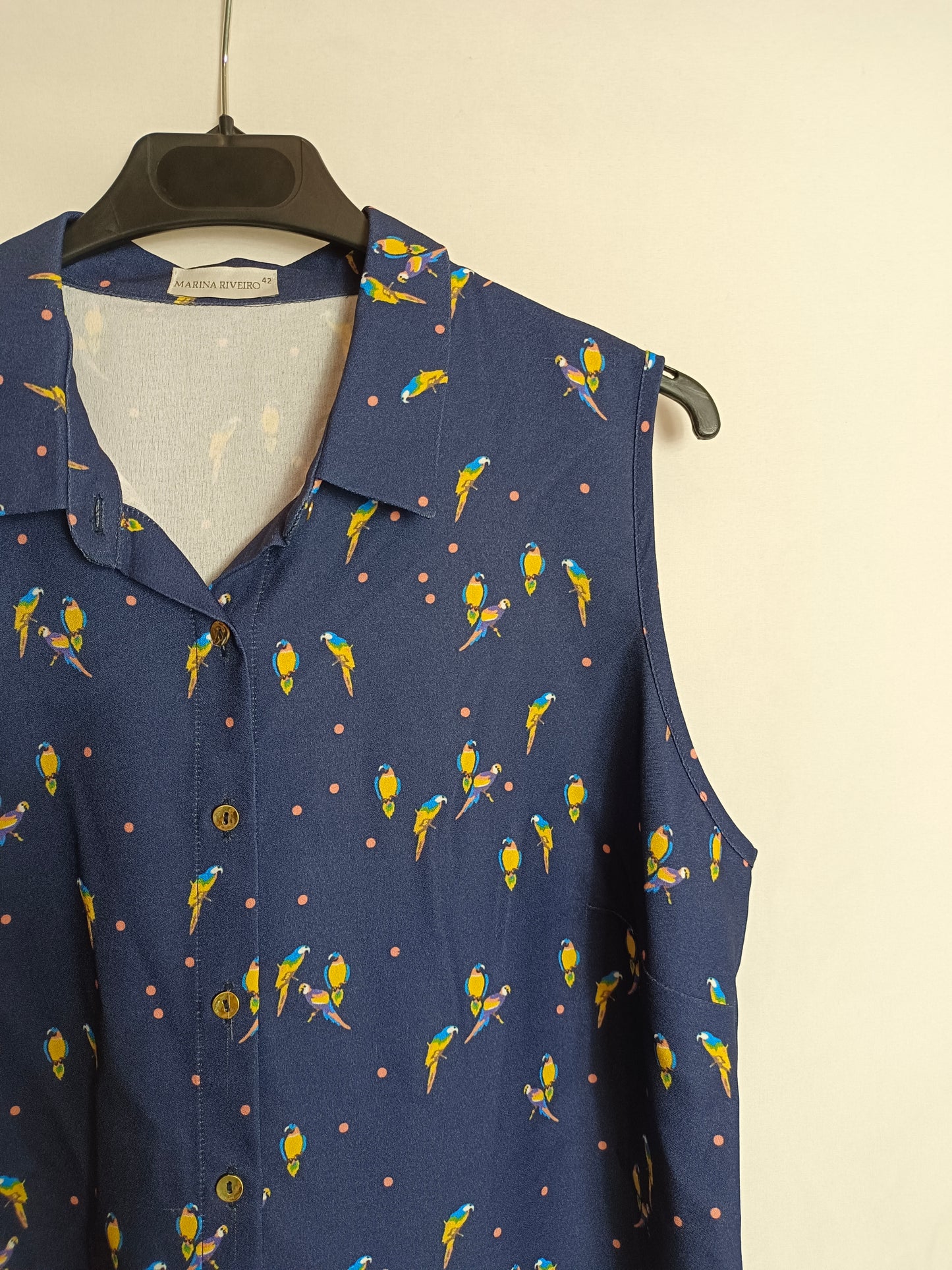 MARINA RIVERO. Blusa sin managas azul pajaros. . T 42