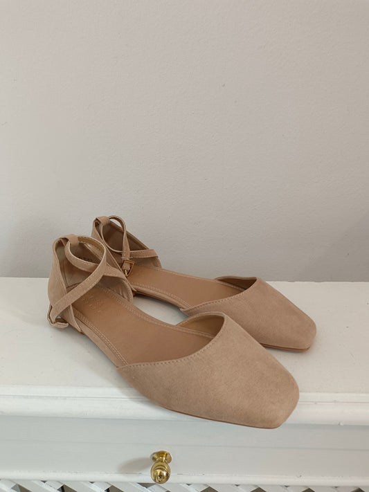 ASOS. Zapatos beige antelina T.39