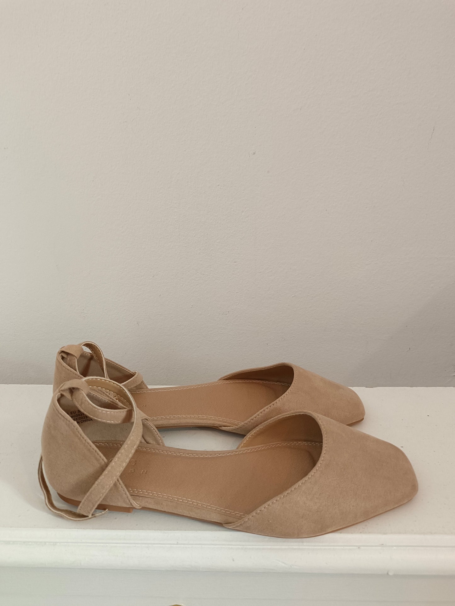 ASOS. Zapatos beige antelina T.39