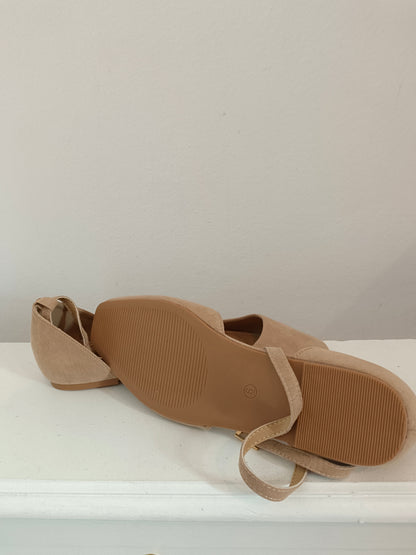 ASOS. Zapatos beige antelina T.39