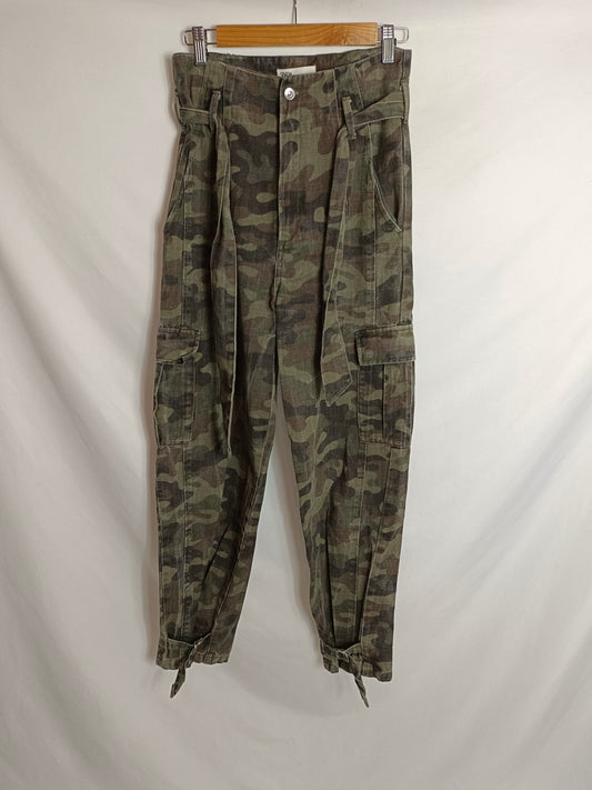 ZARA. Pantalón denim camuflaje T.36