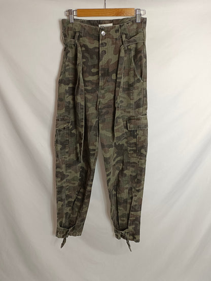 ZARA. Pantalón denim camuflaje T.36