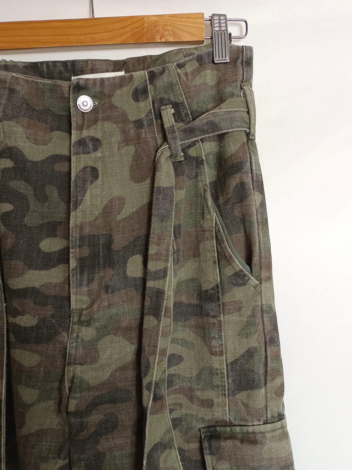ZARA. Pantalón denim camuflaje T.36
