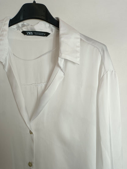 ZARA. Blusa blanca satinada T.M
