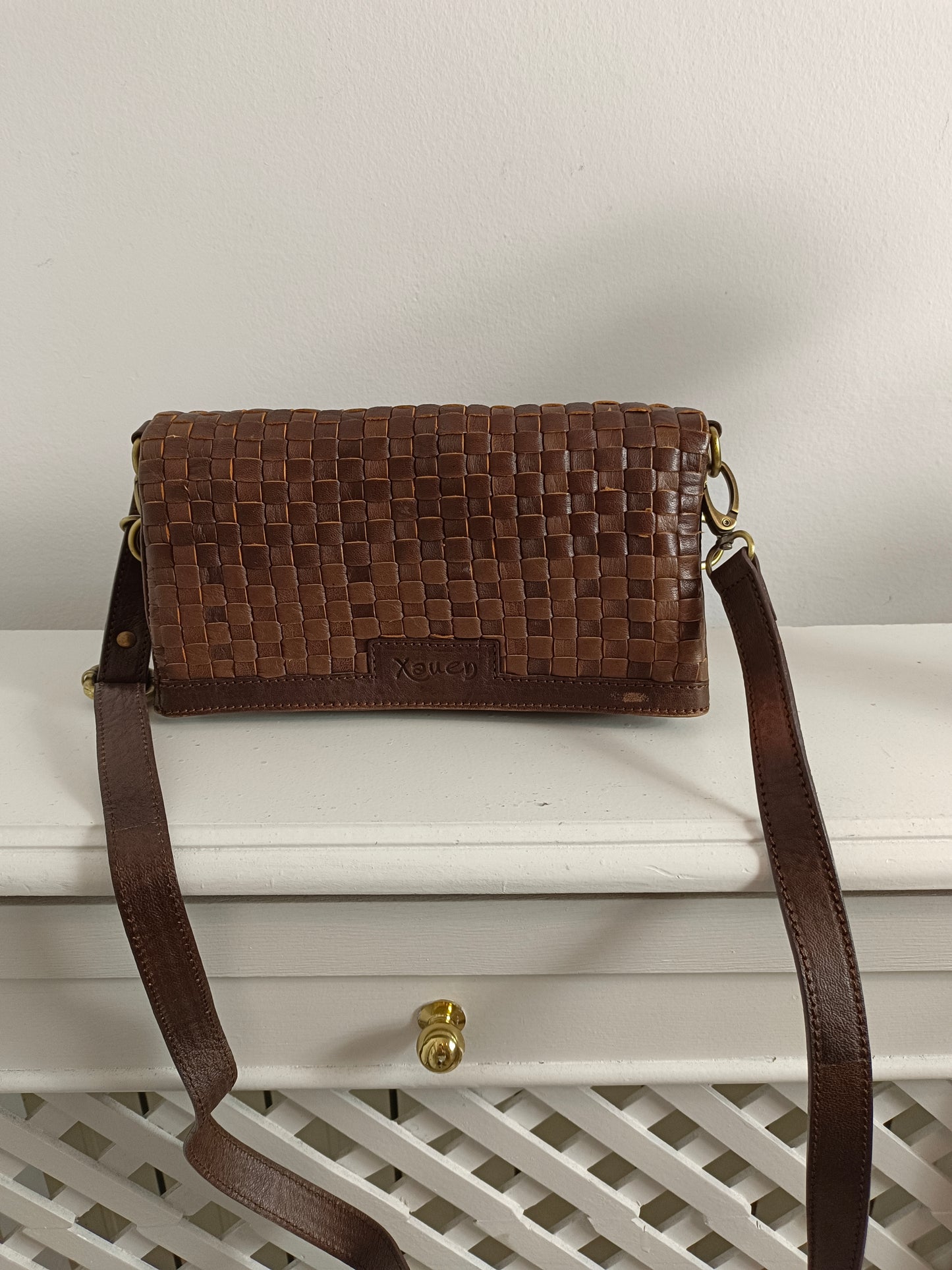 XANEN. Bolso trenzado marrón