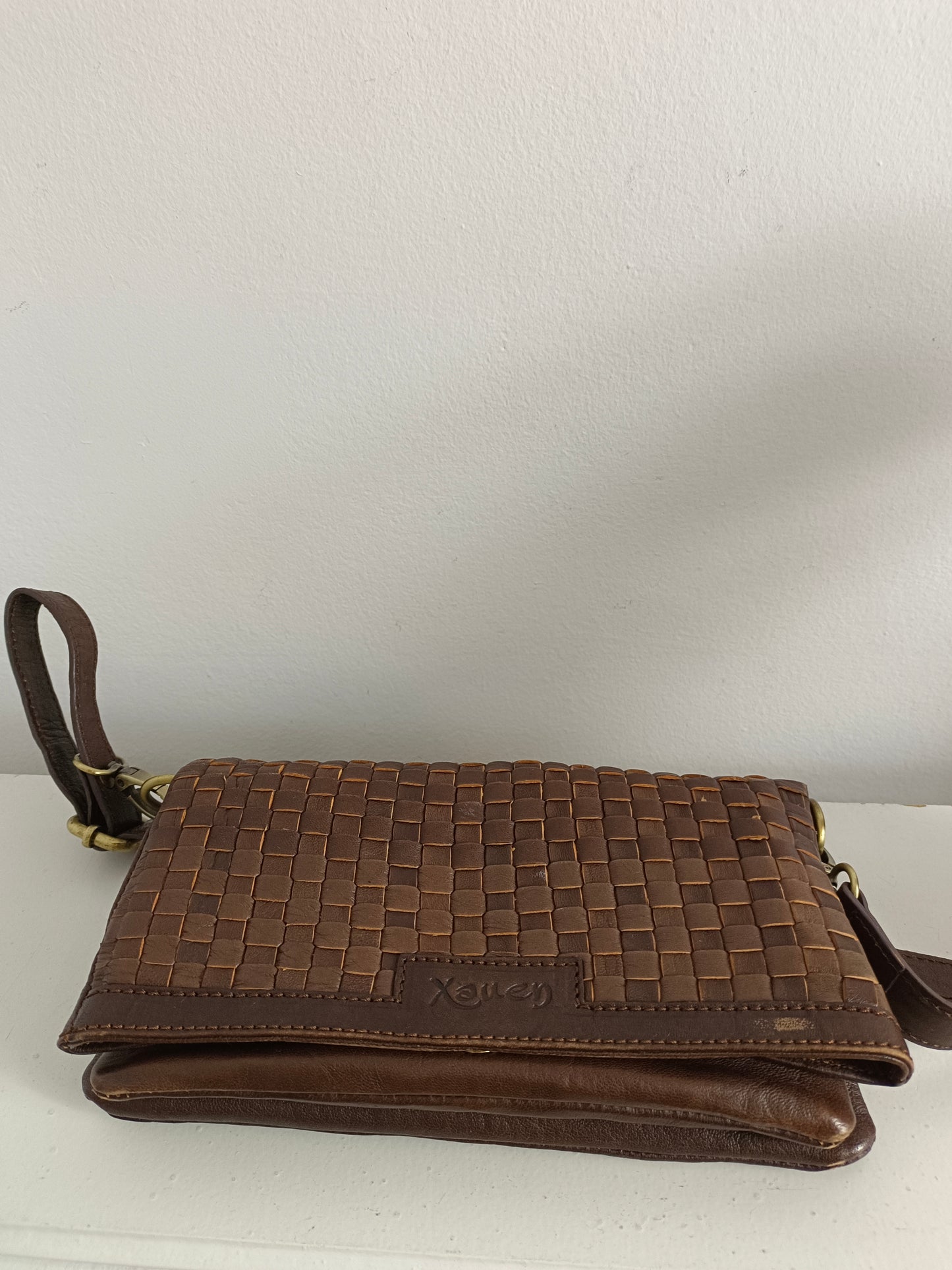 XANEN. Bolso trenzado marrón