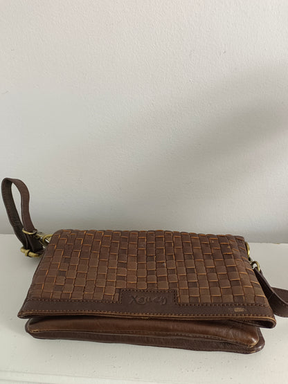 XANEN. Bolso trenzado marrón