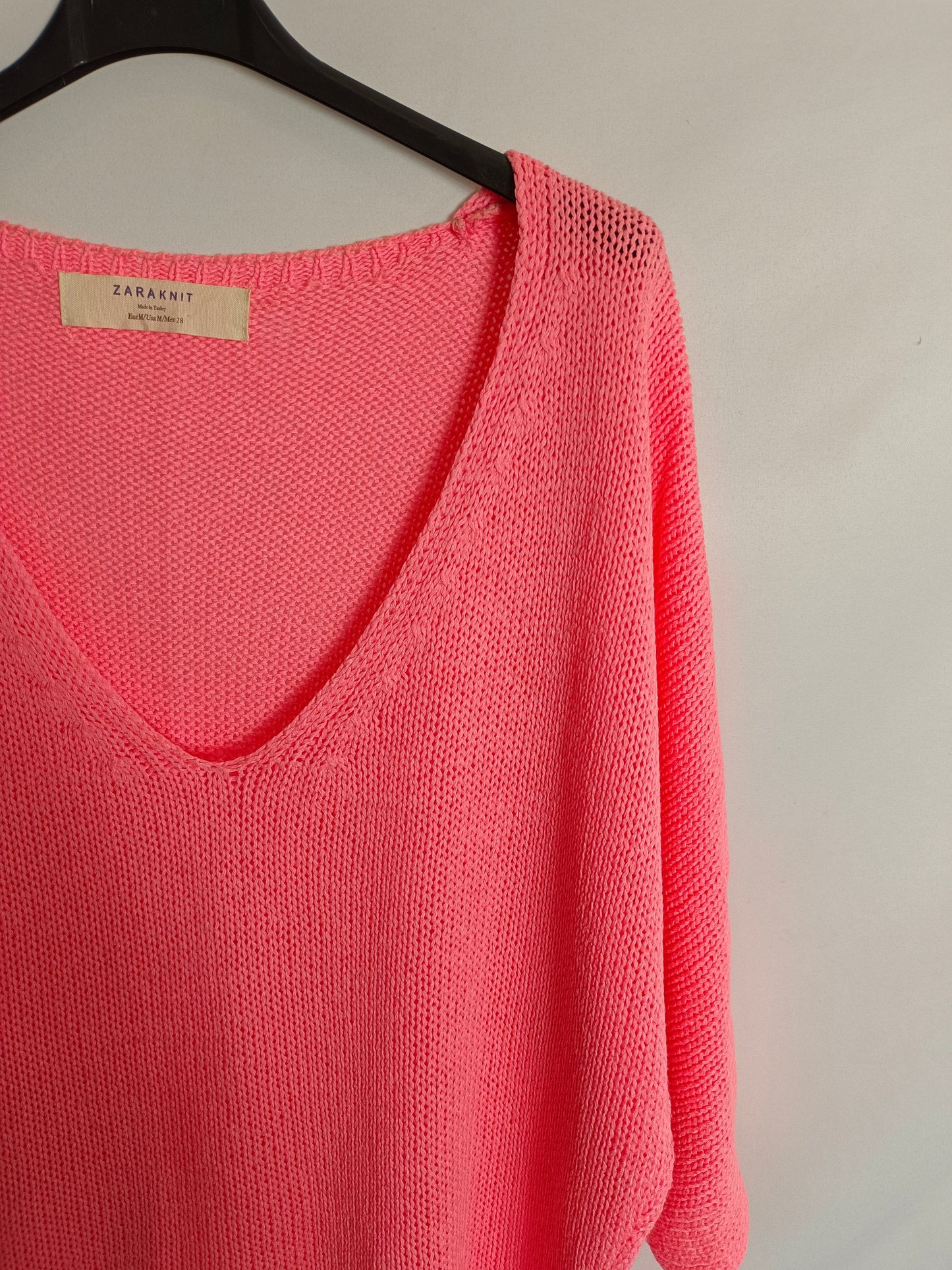 ZARA. Top punto rosa flúor. TM