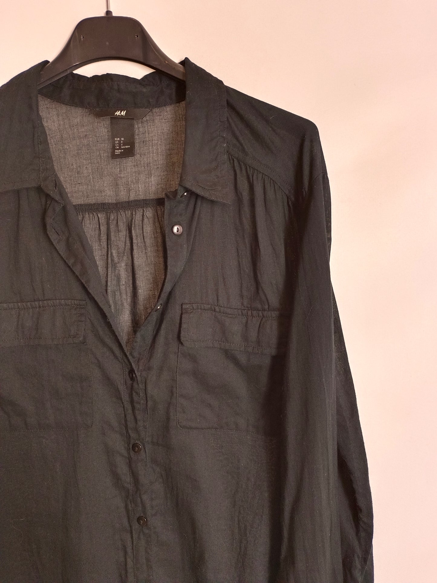 H&M. Camisa negra básica T.38