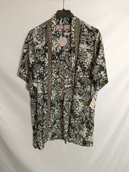 PETIT CUITI. total look Kimono y pantalón negro flores tu(m)