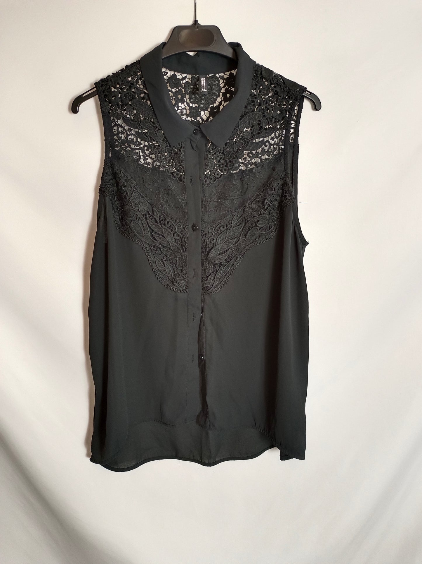 H&M. Blusa negra escote encaje TU(l)