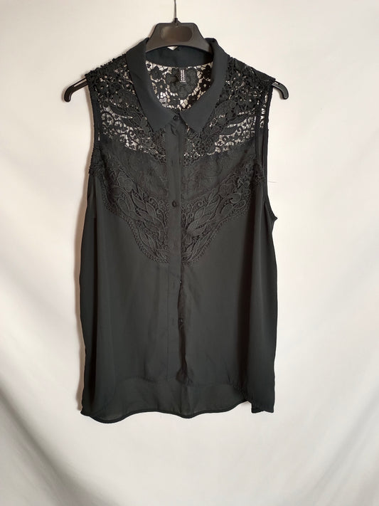 H&M. Blusa negra escote encaje TU(l)