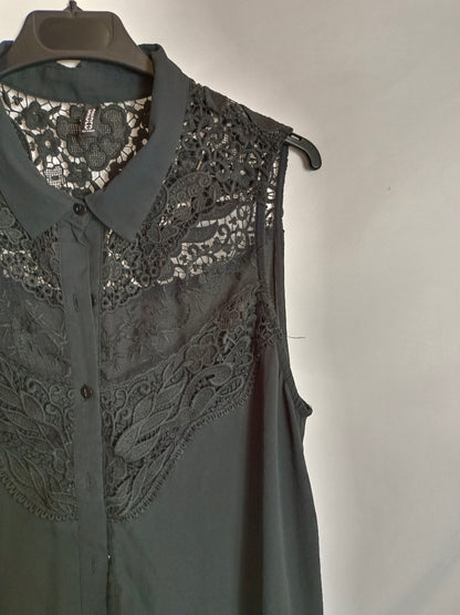 H&M. Blusa negra escote encaje TU(l)