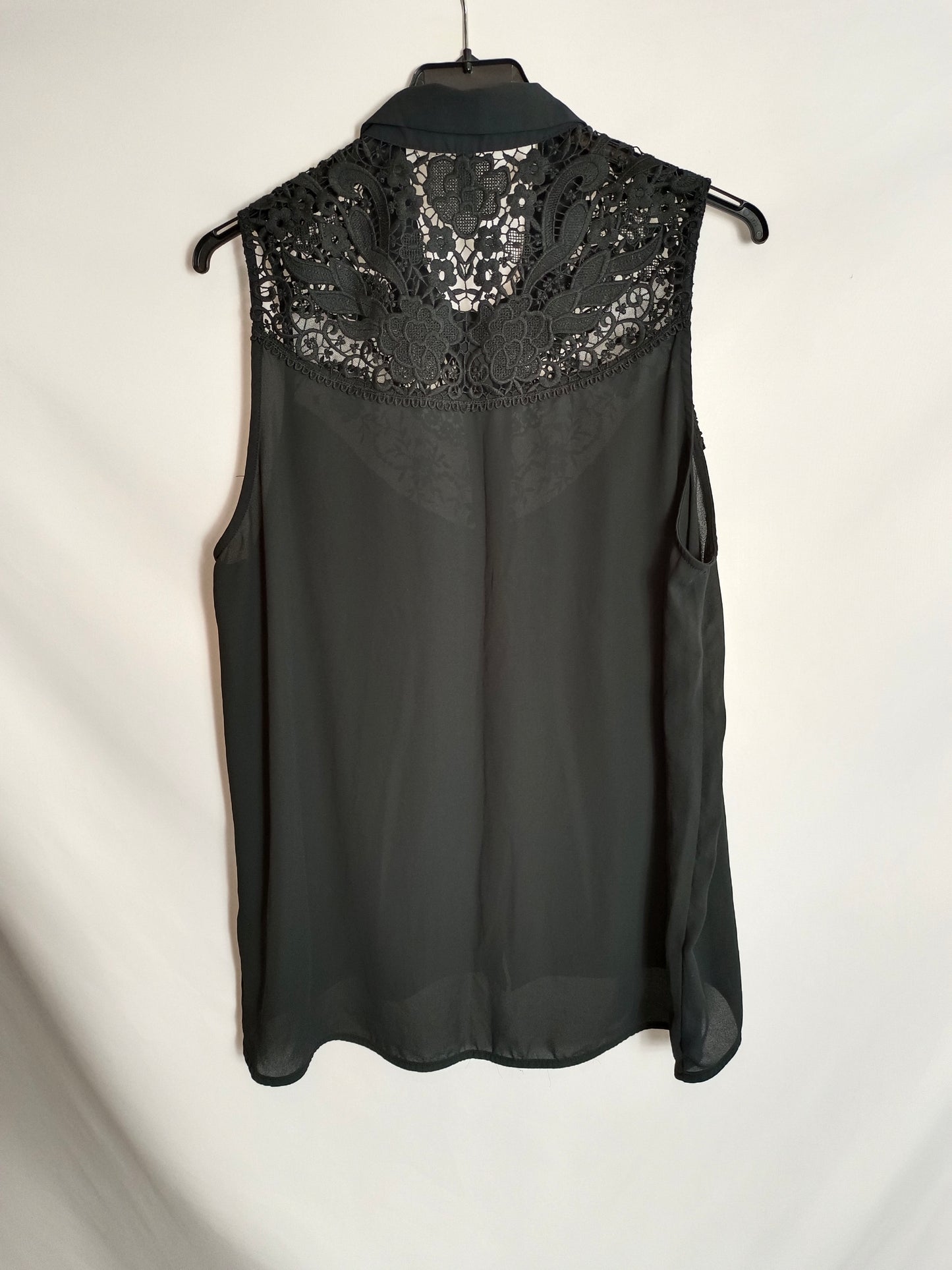 H&M. Blusa negra escote encaje TU(l)