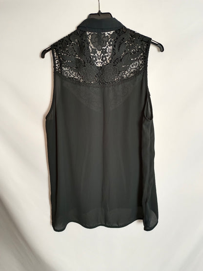 H&M. Blusa negra escote encaje TU(l)