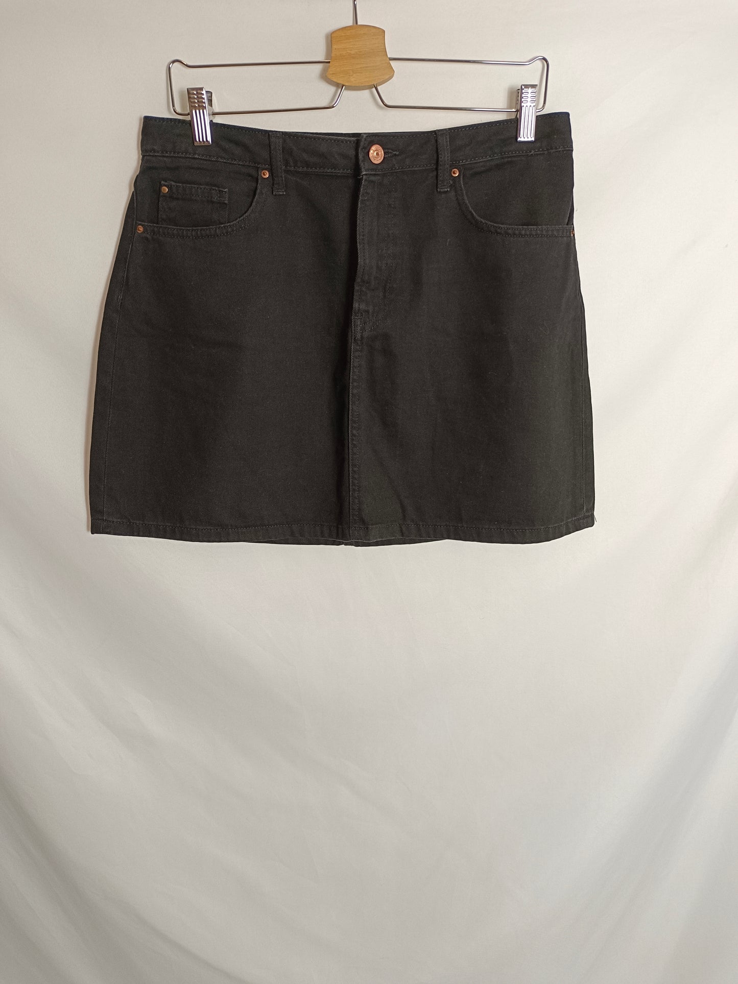 H&M. Falda denim negra T.42
