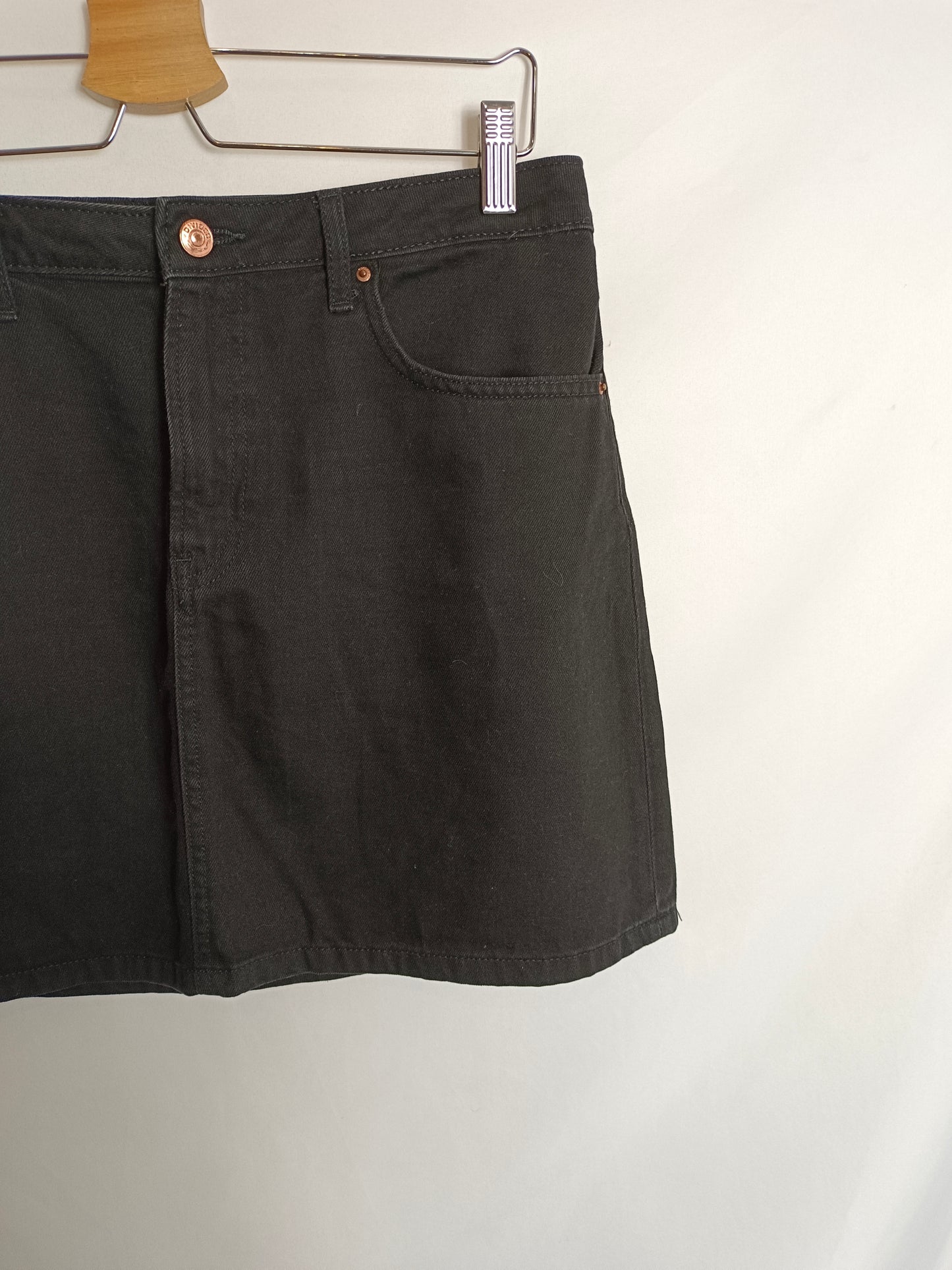 H&M. Falda denim negra T.42