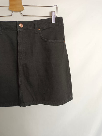 H&M. Falda denim negra T.42