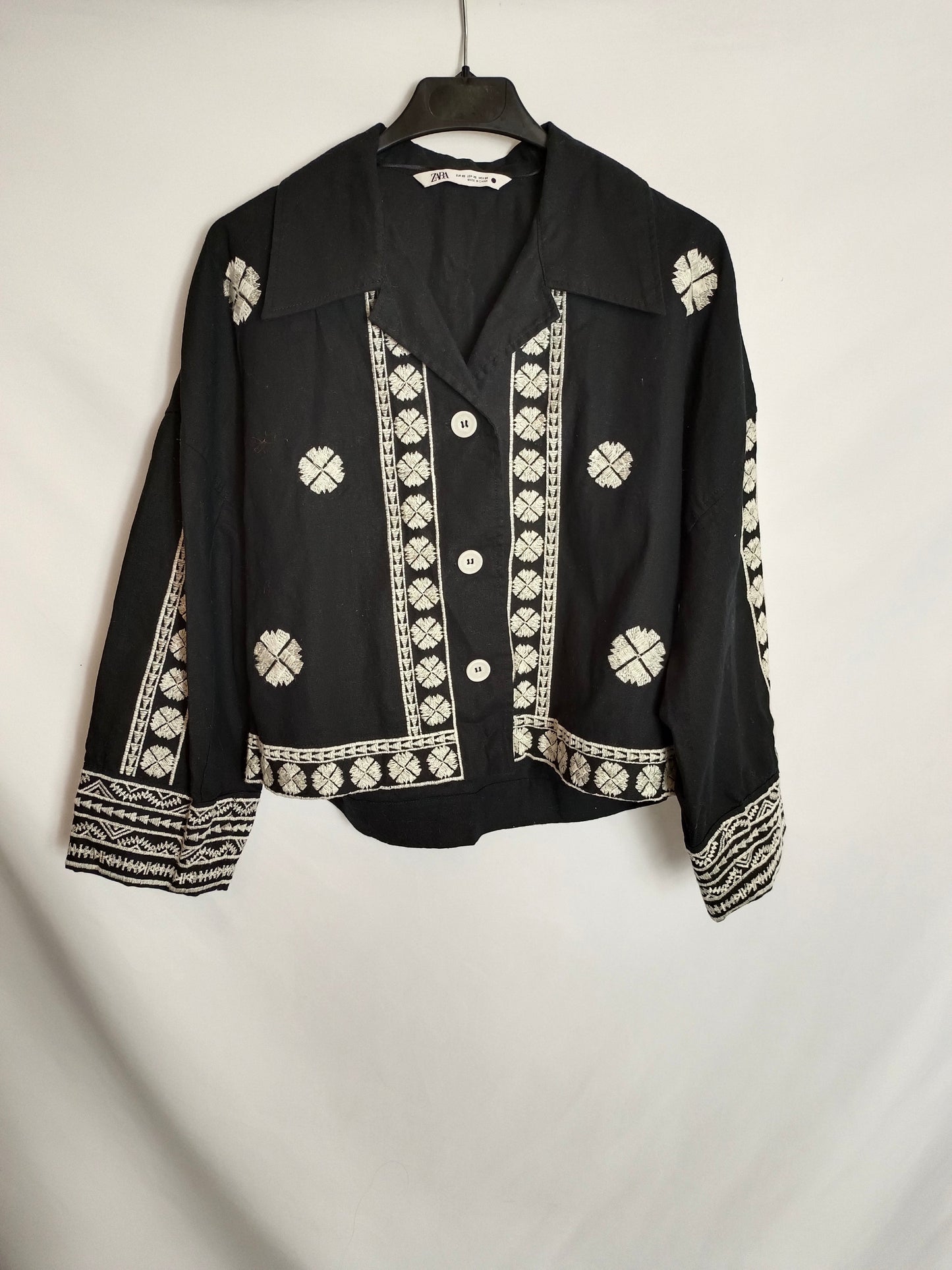 ZARA. Chaqueta/blusa negra bordada T.xs
