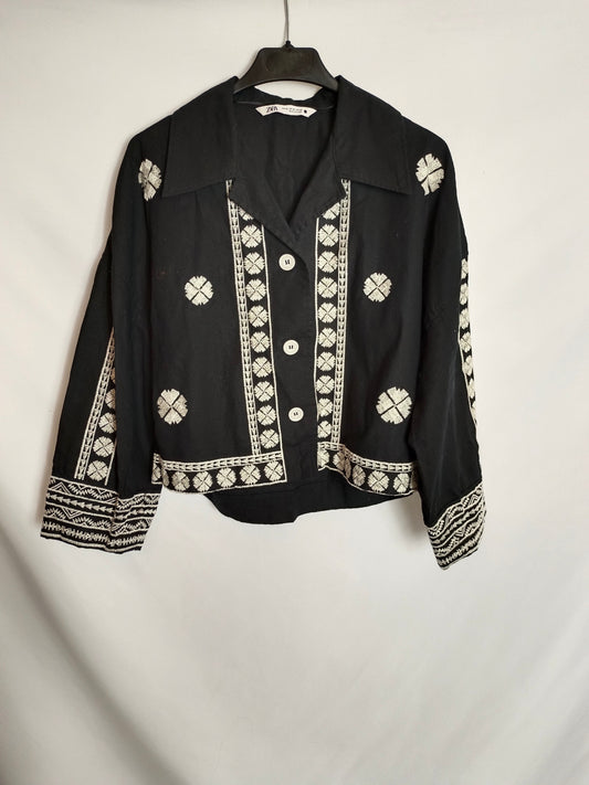 ZARA. Chaqueta/blusa negra bordada T.xs