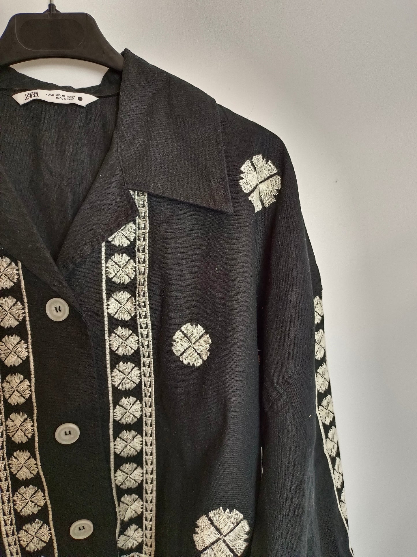 ZARA. Chaqueta/blusa negra bordada T.xs