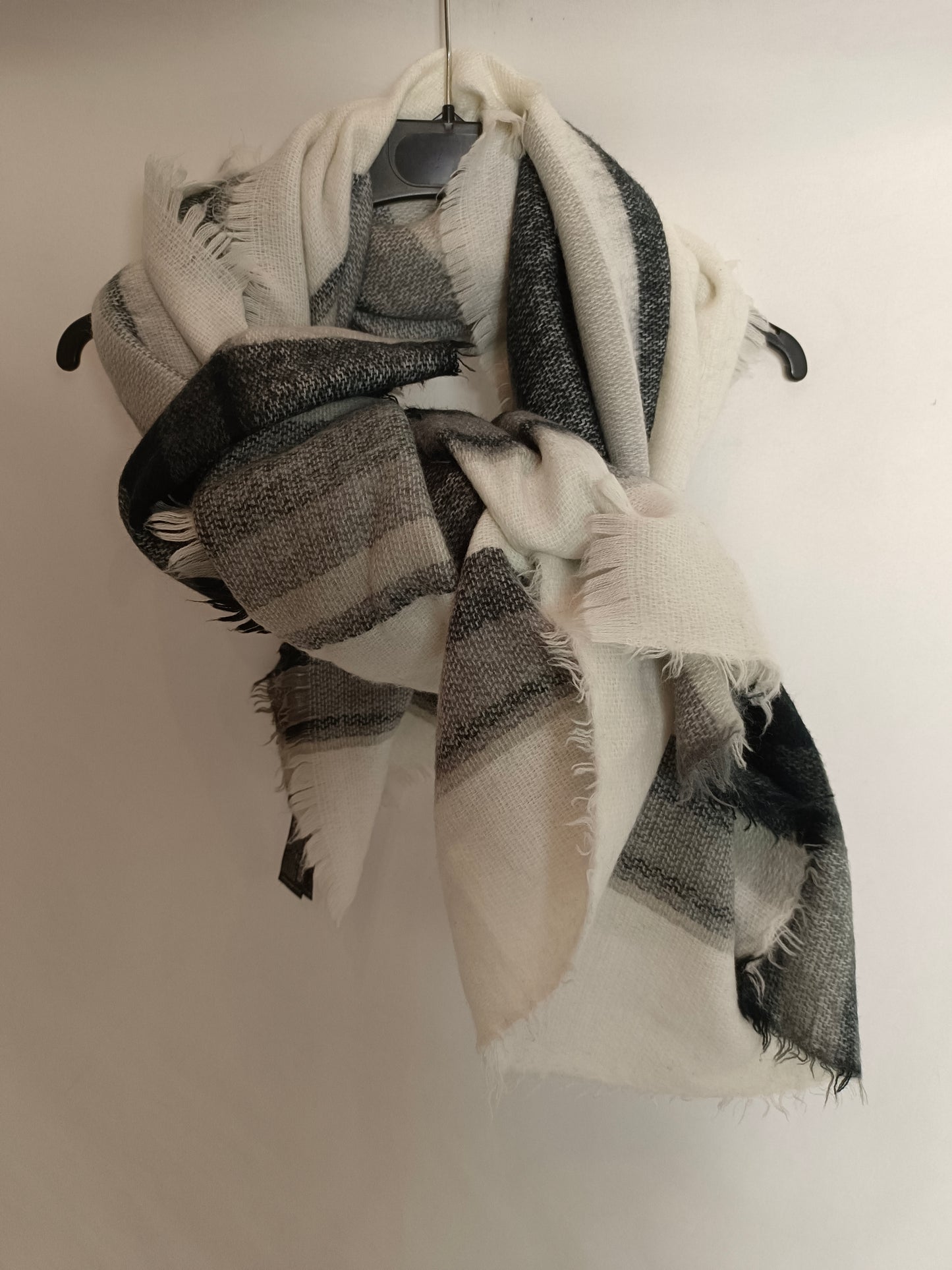 ZARA. Bufanda rayas blanco y negro