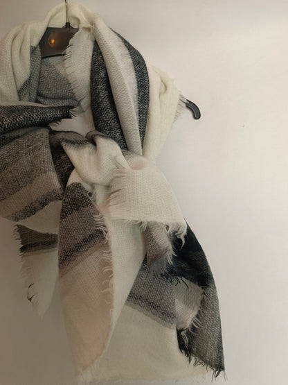 ZARA. Bufanda rayas blanco y negro