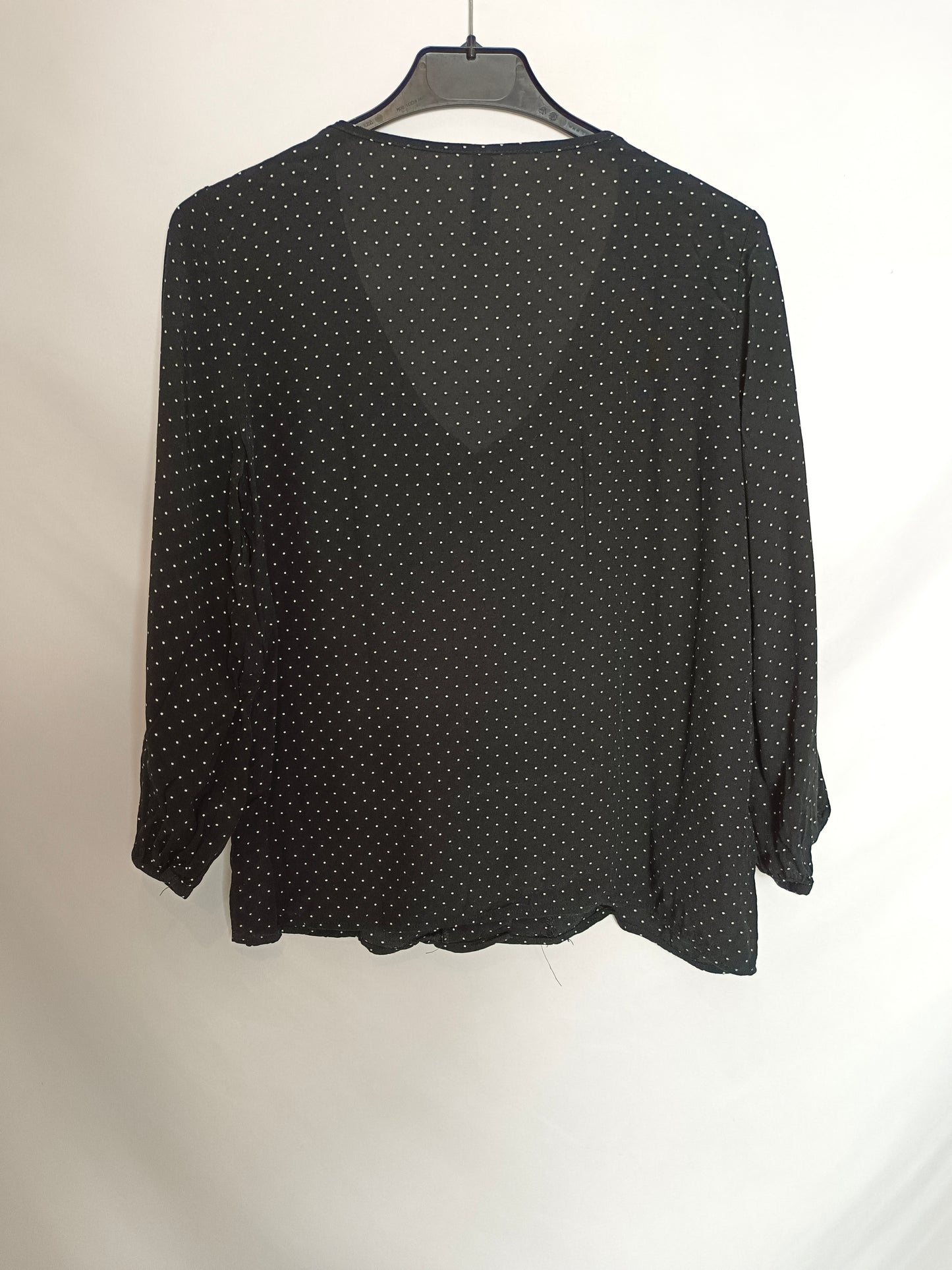 MANGO. Blusa negra lunares T.s