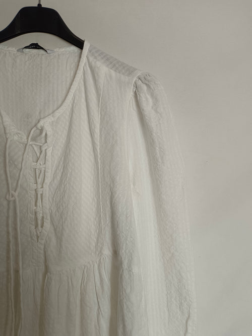 STRADIVARIUS. Vestido blanco textura T.m