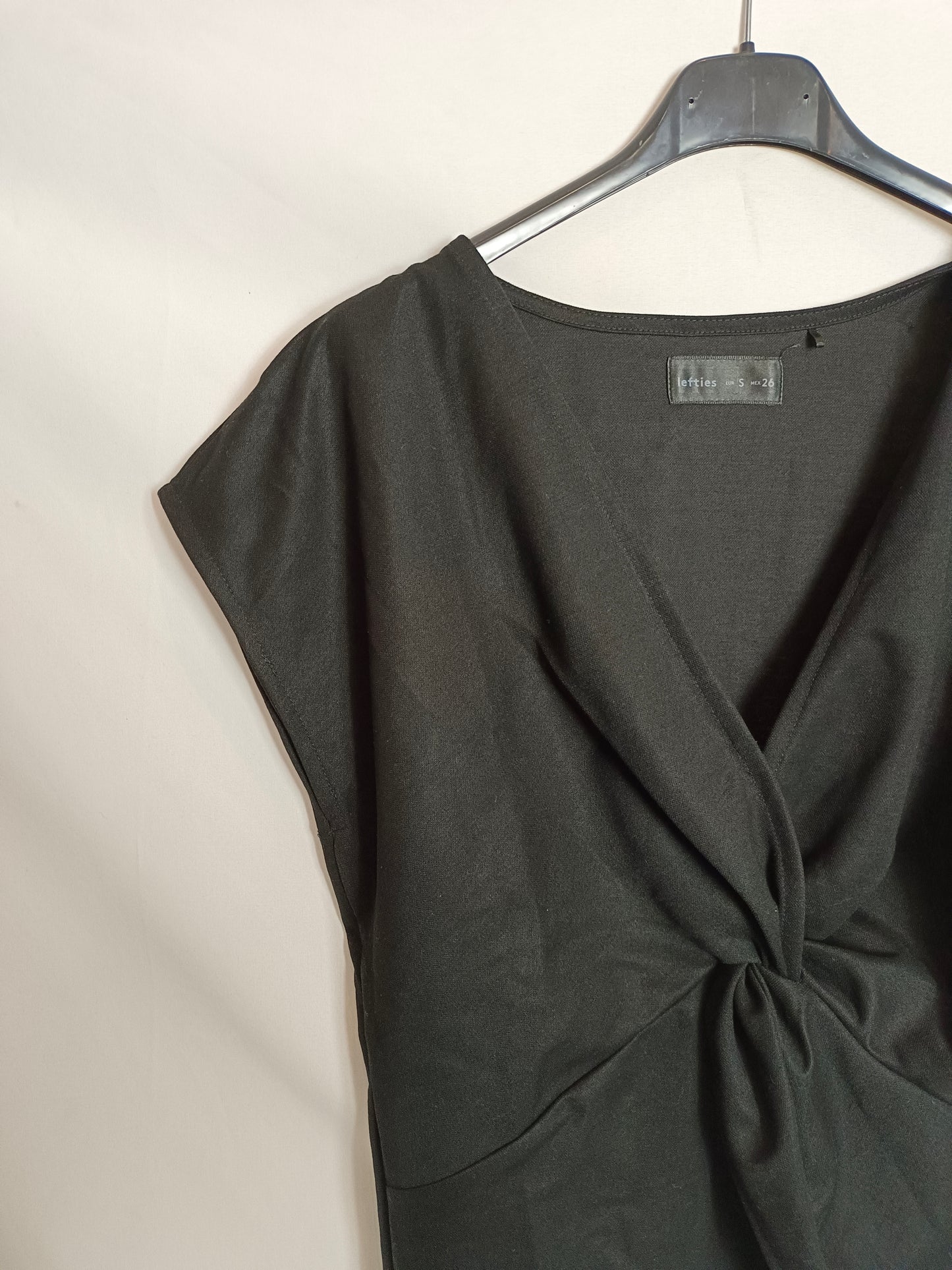 LEFTIES. Top negro nudo T.s