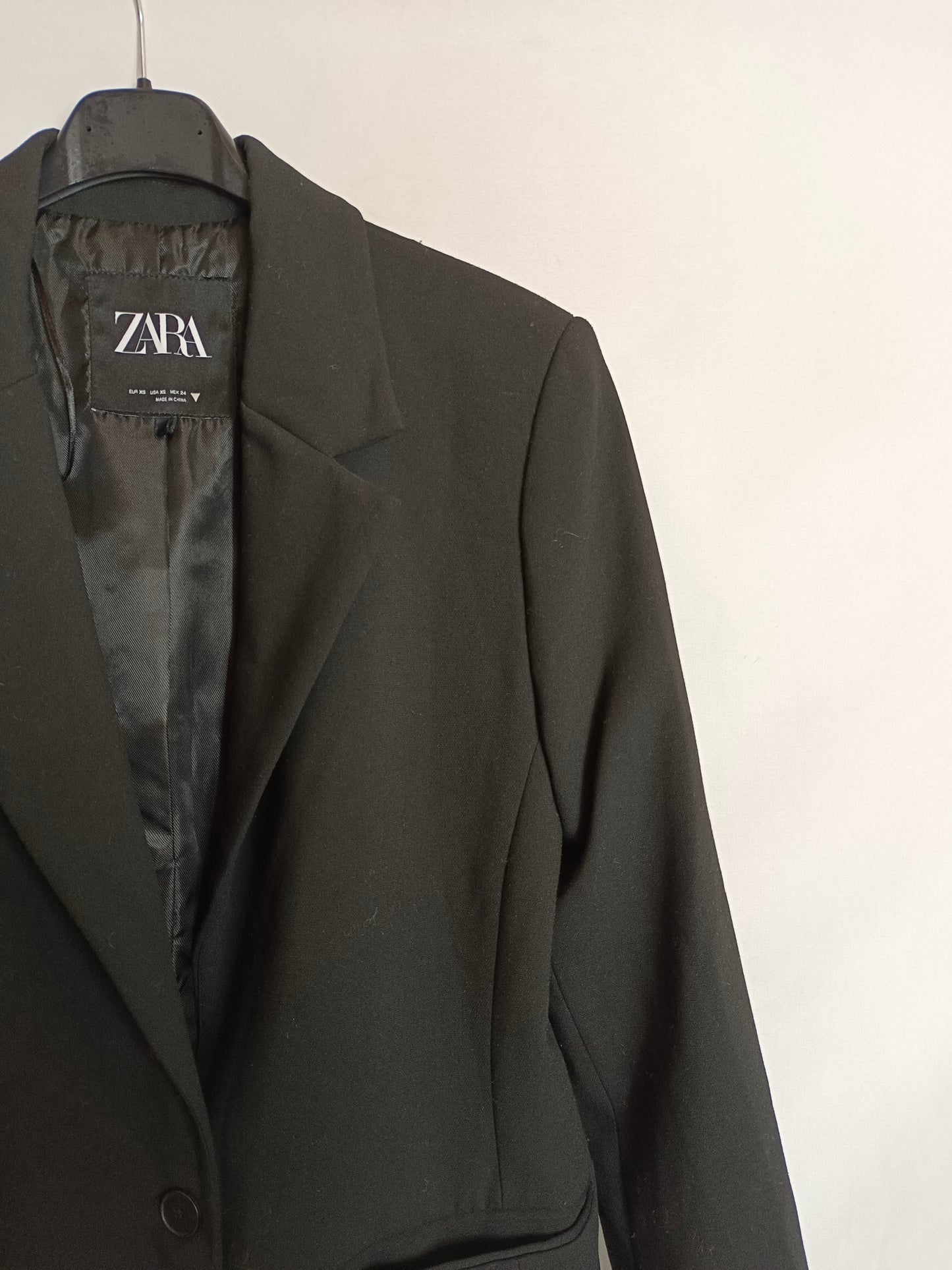 ZARA. Blazer negra larga T.s