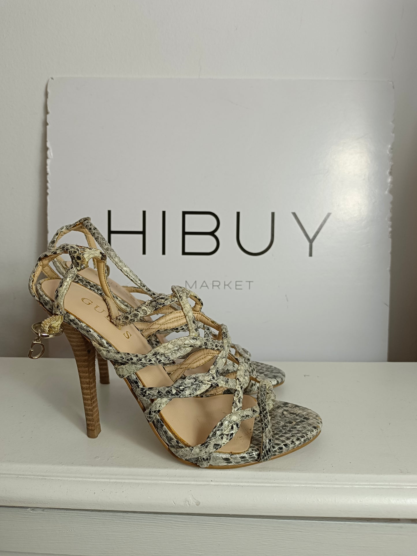 GUESS. Sandalias animal print T.36